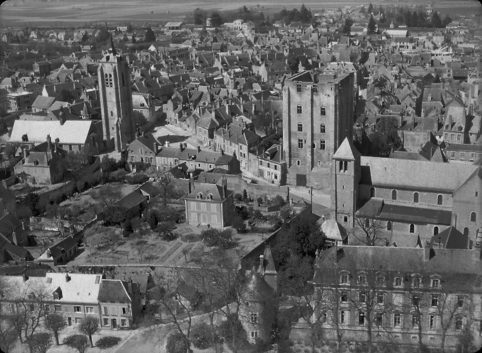 Vue aérienne du château et de ses abords nord et ouest prise en 1952.