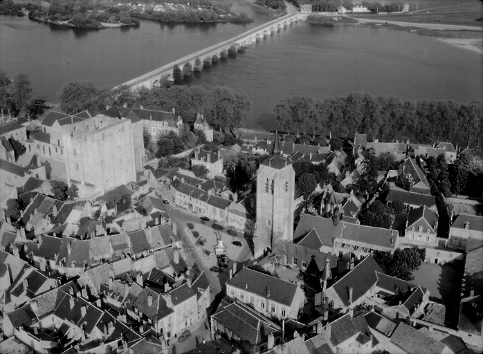 Vue aérienne du château, de la tour Saint-Firmin et du pont sur la Loire, prise en 1959.