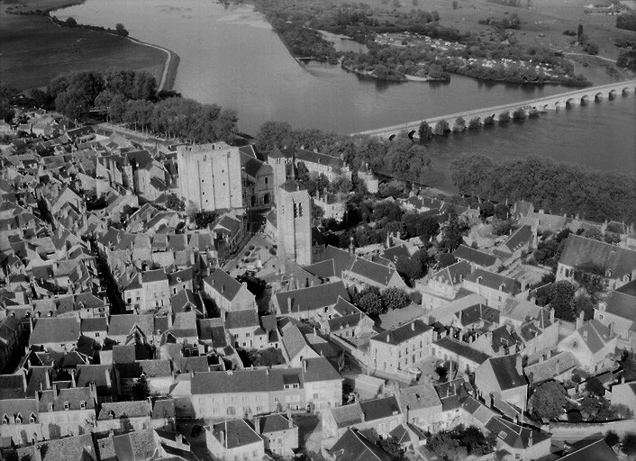 Vue aérienne du sud de la ville et du pont sur la Loire prise en 1959.