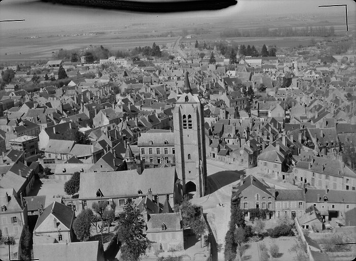 Vue aérienne de l'ouest de la ville, avec au premier plan la tour Saint-Firmin, prise en 1952.