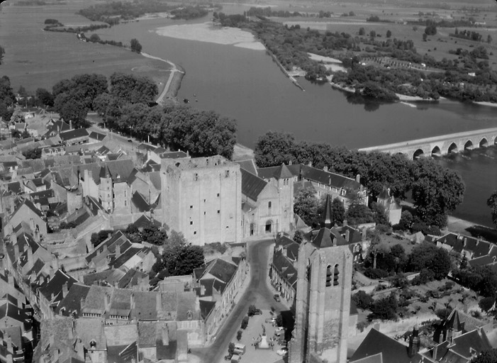 Vué aérienne du château de Beaugency et des ses abords proches avec la Loire et l'amorce du pont prise en 1961 ou 1962.