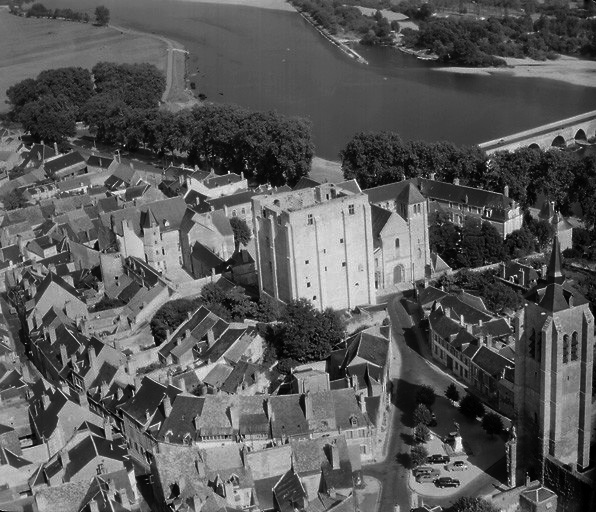 Vue aérienne prise en 1968 avec au premier plan et sur la gauche les constructions implantées sur les anciens fossés. A droite clocher de Saint-Firmin.