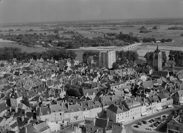 Vue aérienne prise de l'ouest de la ville vers la rive gauche de la Loire en 1962 ou 1963.