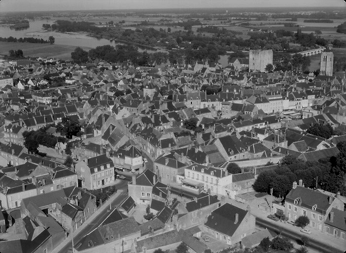 Vue aérienne prise du nord de la ville vers la rive gauche de la Loire en 1968.