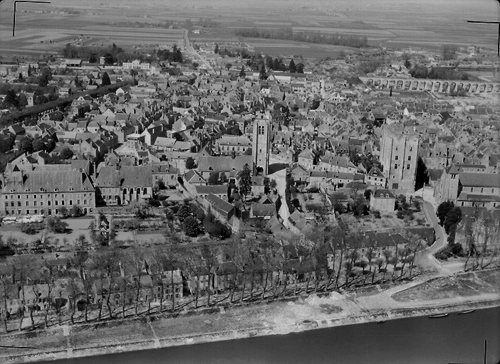 Vue aérienne de la ville prise au dessus de la Loire en 1952.