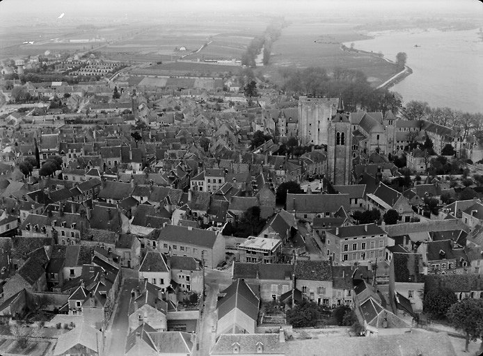 Vue aérienne de la ville prise de l'ouest en 1952.
