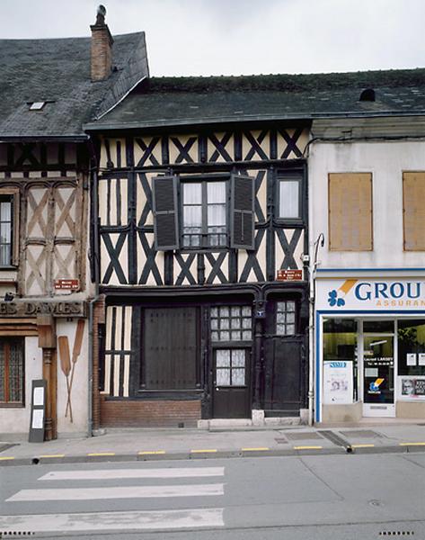 Façade plus étroite sur la rue avec une seule travée ; dans ce type de maison, le rez-de-chaussée donnant sur la rue est largement ouvert pour la boutique avec une baie plus étroite pour la porte du couloir latéral.