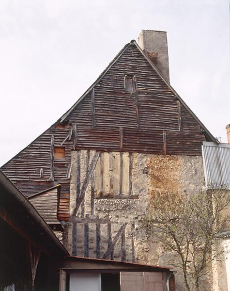 Vue du mur pignon à pan de bois recouvert d'un essentage en planches : les aisses.