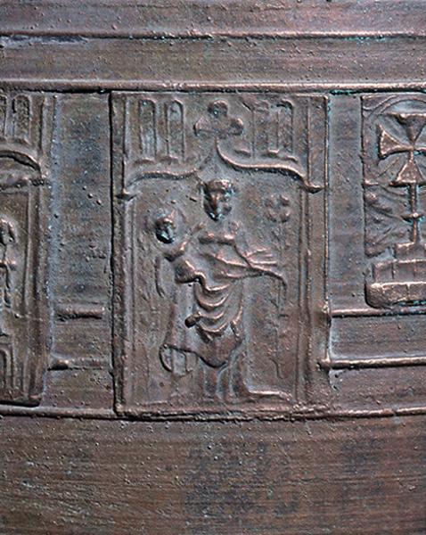 Décor en bas-relief représentant une figure biblique d'une Vierge à l'Enfant.
