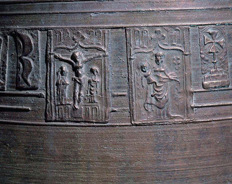 Décor en bas-relief représentant des figures bibliques d'une Vierge à l'Enfant et un Calvaire.