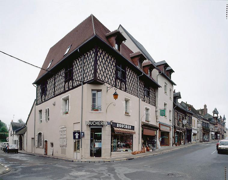 Façade antérieure sur rue, vue de volume prise de la rue du Prieuré.