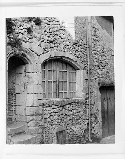 Façade avant restauration au 22 Grande rue. Photographie du pré-inventaire bénévole du Blanc, 1967.