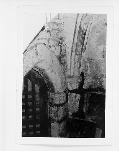 Intérieur de la cave dite des Piliers (non visitable) dans la maison située au 34 rue Sainte-Catherine et au 1 rue Jules Ferry.