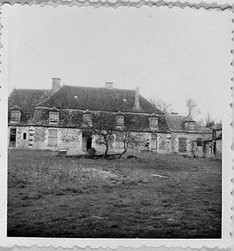 Façade sur cour avant restauration. Photo prise en 1967 par J.-L. Soubrier.