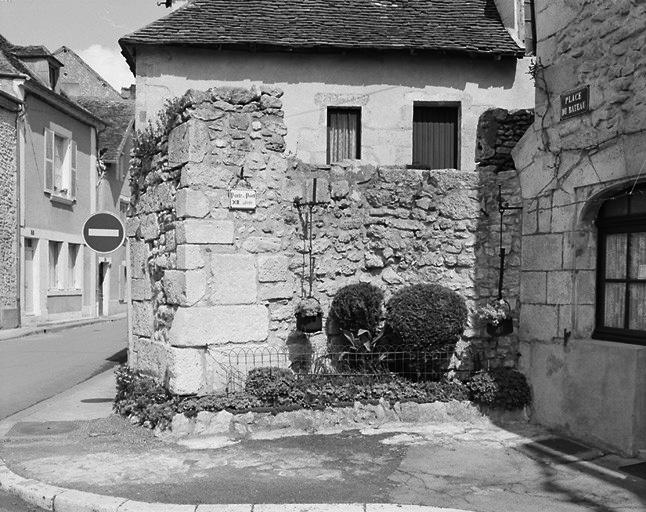 Vestige de la porte de la ville basse, place du Bâteau.