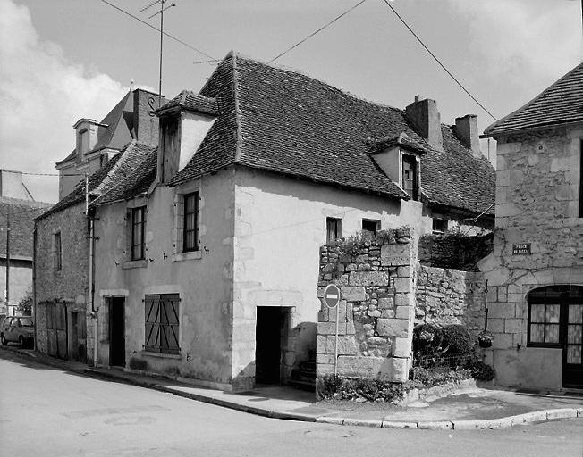 Vestige de la porte de ville, place du Bâteau.