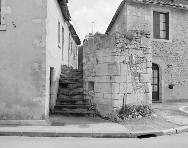 Maison et vestige de la porte de ville, place du Bâteau.