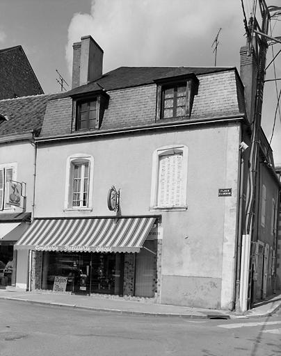 Maison à l'angle place de la Libération et rue Sainte Catherine. Façade sur la place de la Libération.