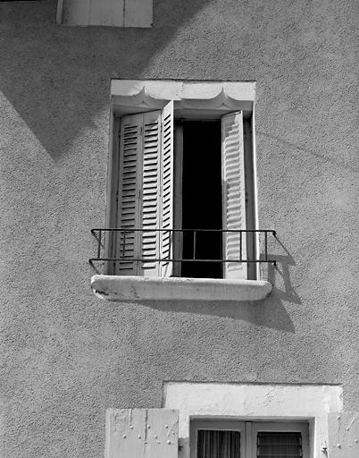 Maison du 5 Grande rue, fenêtre du XVe siècle au 1er étage.