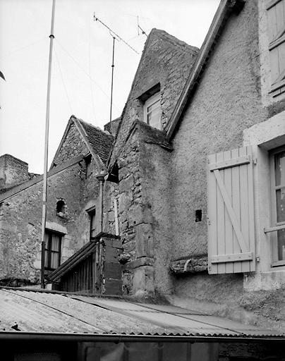 Maison du 7 Grande rue. Côté cour vu du n° 5 : montrant l'alignement des 2 pigons