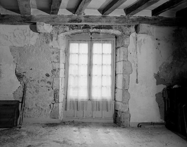 Maison du 5 Grande rue. Vue Intérieure de la fenêtre XVe au 1er étage.