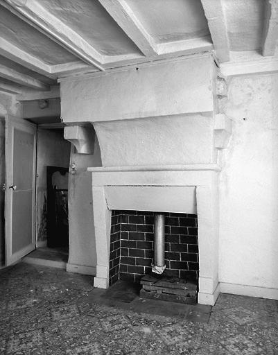 Maison du 5 Grande rue. Cheminée de la pièce sur cour au 1er étage.