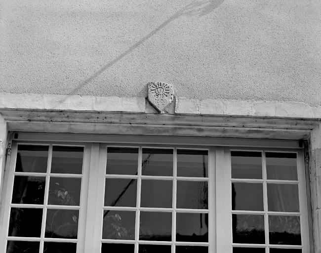 Maison du 40 Grande rue. Détail d'une inscription en remploi (1609 CD).
