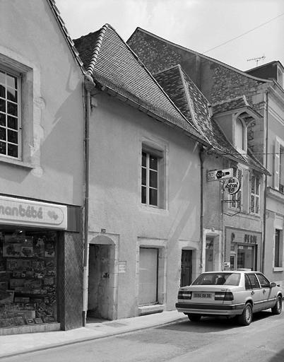 Maison à croupe remplaçant probablement un pignon sur rue au 38 Grande rue.