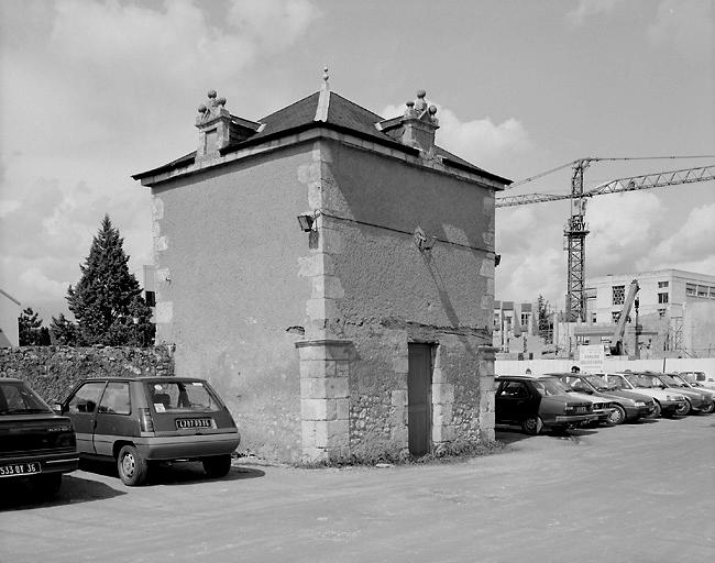 Pavillon du XVIIe siècle sur le parking de l'hôpital.