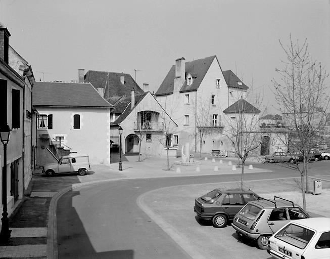 Côté ouest de la place de la Palisse et début de la Grande Rue.