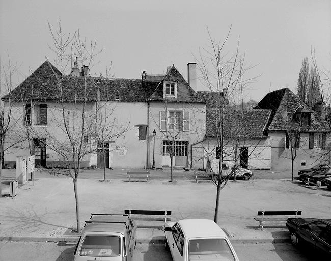 Maisons côté nord de la place de la Palisse.