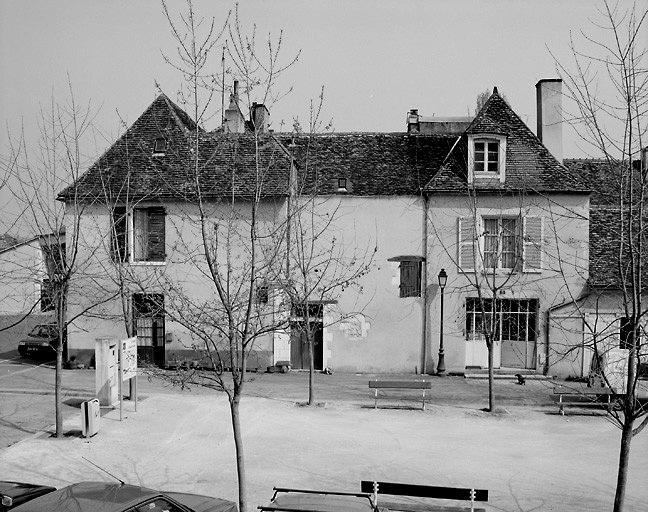 Maisons côté nord de la place de la Palisse.