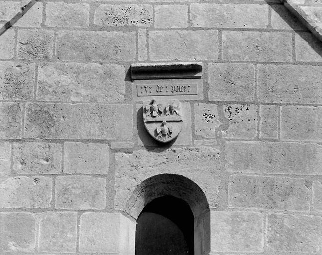 Façade ouest, écu aux armes de Jean de Poix.