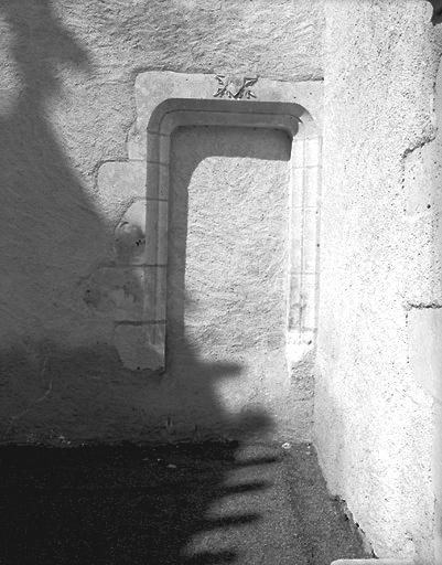 Porte murée sur le mur sud de la deuxième travée.