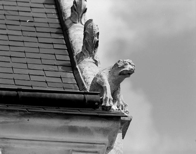 Décor du rampant du fronton de la chapelle sud-ouest.