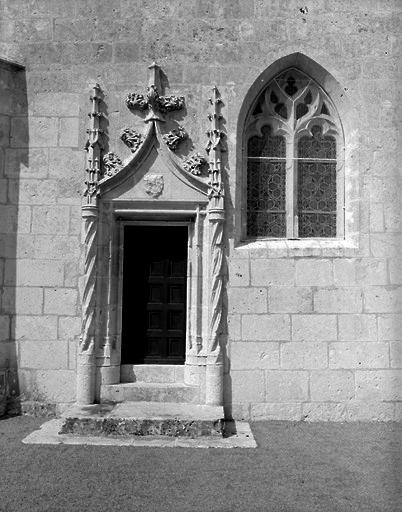 Porte d'entrée et fenêtre de la chapelle sud-ouest.