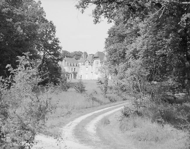 Aperçu de la maison à travers les arbres depuis la D44.