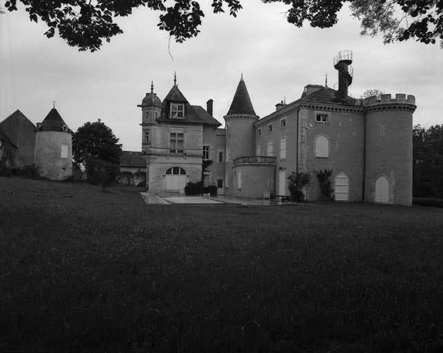 Vue d'ensemble du manoir prise du sud-ouest.