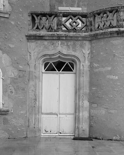Partie 1840 du manoir : façade ouest, porte d'entrée.
