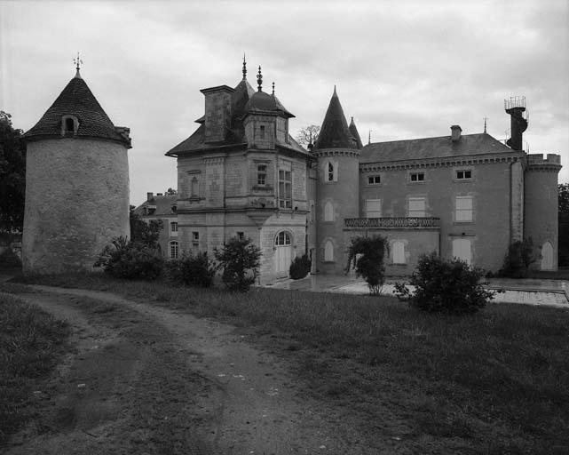 Vue d'ensemble du manoir prise de l'ouest ; à gauche, le pigeonnier.