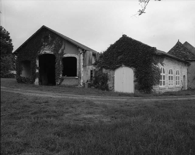 De gauche à droite, le garage et l'atelier de réparation de véhicules, construits en 1941 et dépendant de la miellerie. Vue prise du sud-est.
