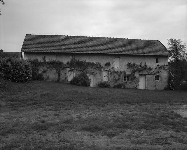 Dépendances : logement de domestiques et étable. Vue prise du sud.