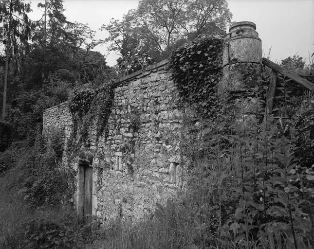 Cellier situé à l'est du manoir et surmonté d'une terrasse donnant sur l'Anglin. Vue prise du nord-est.