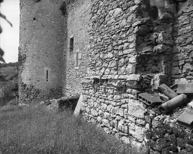 Base d'un des murs d'enceinte.