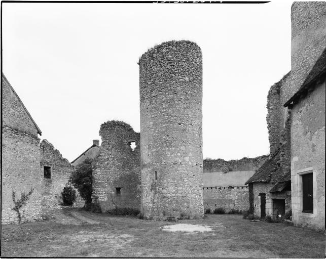 Vue prise de l'ouest de la cour. Au centre, la tour d'escalier du logis.