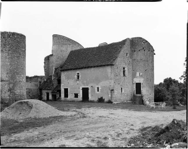 Vue prise du nord-ouest. De gauche à droite, la tour d'escalier du logis, le donjon, le bâtiment sud et la tour sud-ouest.