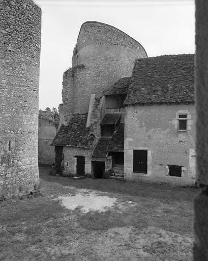 Vue prise du nord de la cour.