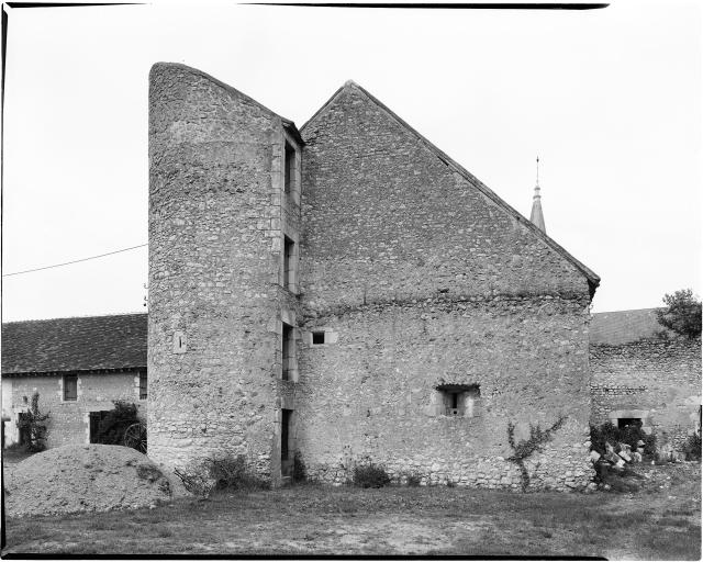 La tour nord-ouest et une partie du mur d'enceinte nord, contre laquelle s'appuye une grange.