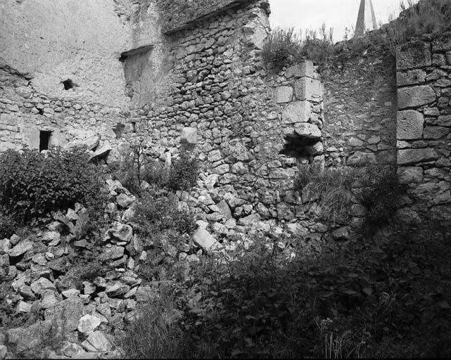 Angle nord-ouest de la pièce nord de l'ancien logis.