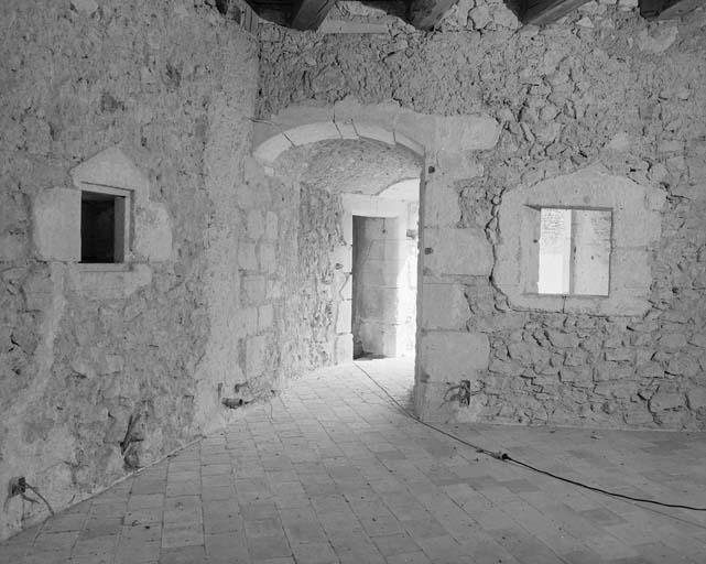 Donjon. Vue du premier étage prise de l'embrasure de la fenêtre.